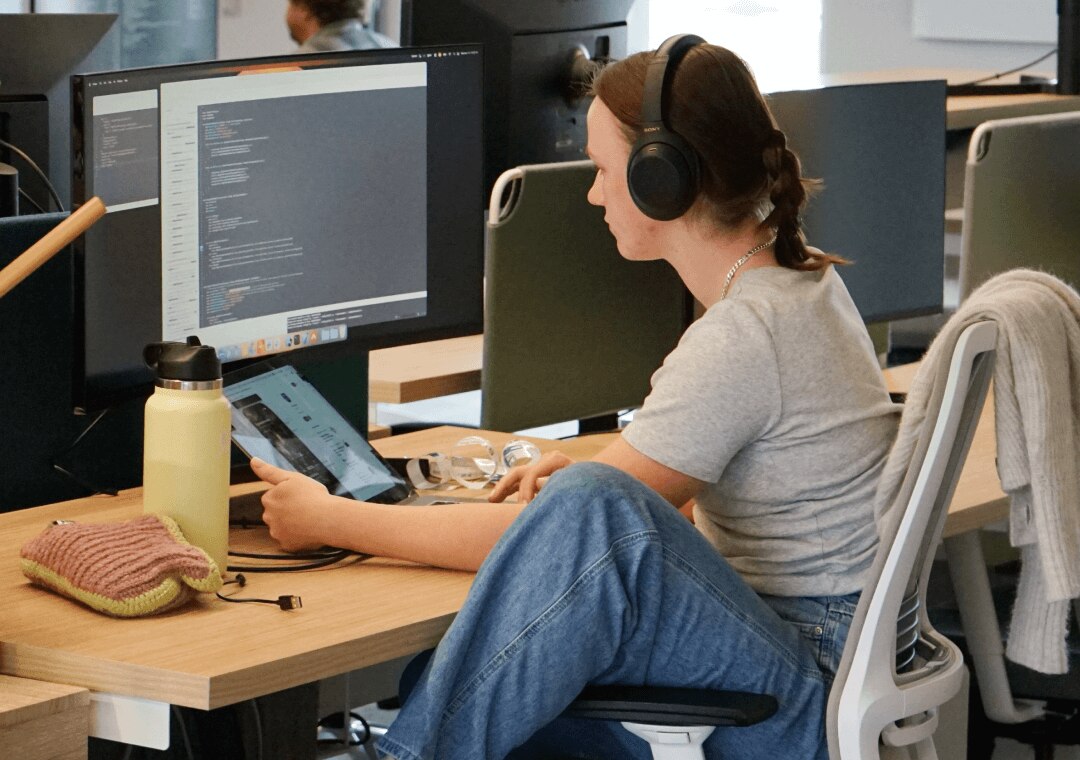 A Splunker takes an online learning course about our platform on her computer.